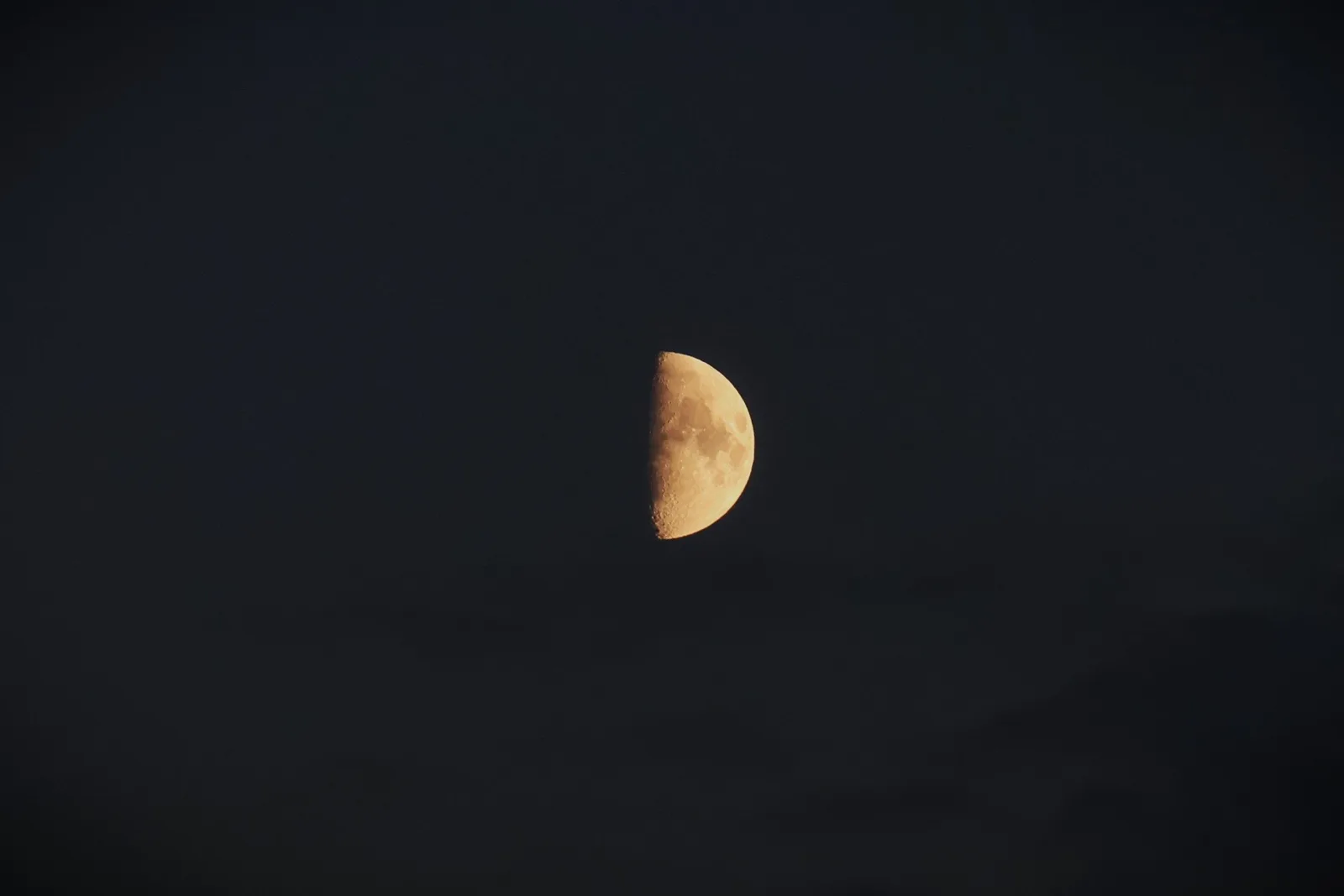 Zunehmender Mond am dunklen Nachthimmel