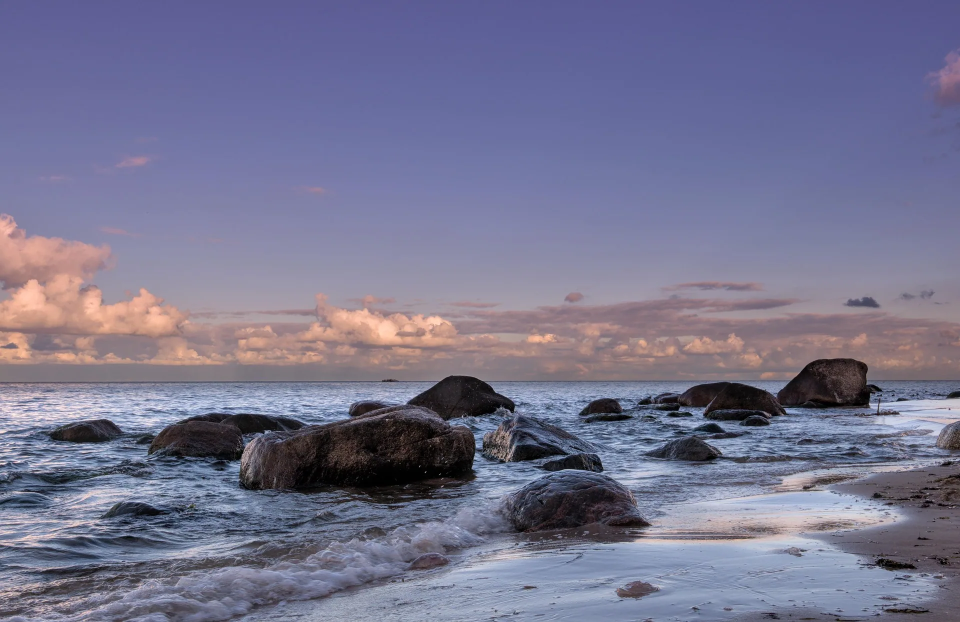 Findlinge und Steine am Ostseeufer
